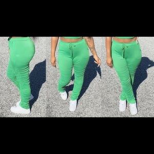 Very stretchy stacked leggings, can fit up to a large!